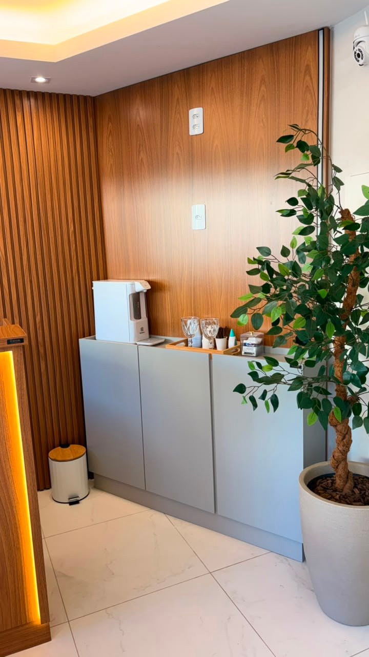 Recepção com armários planejados e detalhe em madeira