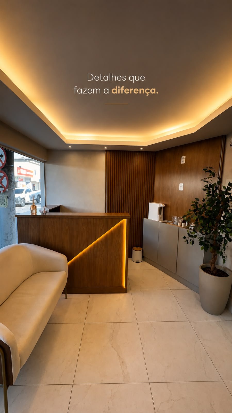 Detalhe da recepção Bayerl Marcenaria com iluminação em LED dourado